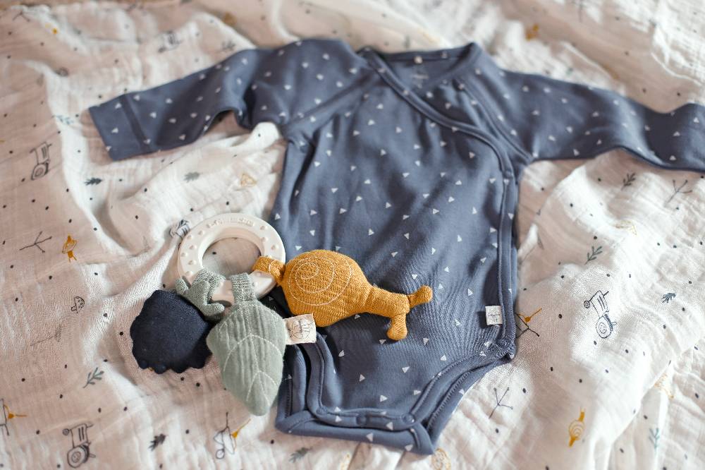 Lässig Baby Wickelbody langarm - Bio Baumwolle, Dreiecke, Blau Begrenzte Freigabe