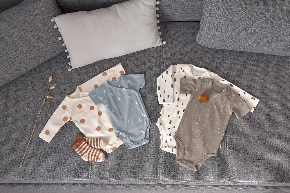 Lässig Baby Body kurzarm - Bio Baumwolle, Punkte, Taupe Kostenloser Versand international