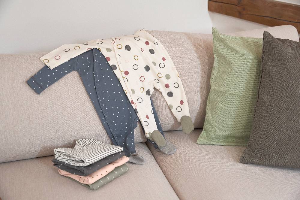 Lässig Baby Schlafanzug mit Füßen - Bio Baumwolle, Spots, Anthrazit Black Friday Preise