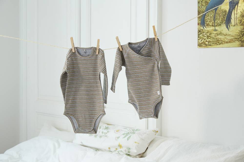 Lässig Baby Body langarm - Bio Baumwolle, Streifen, Grau meliert Outlet
