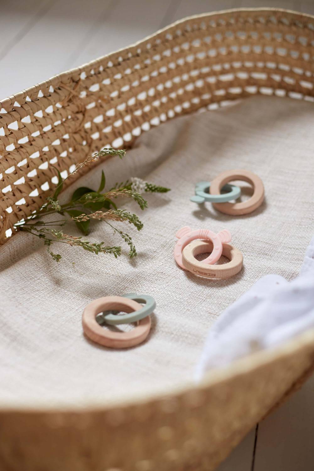 Lässig Holz Greifling mit Beißhilfe - Teether, Little Chums Dog Flash Sale