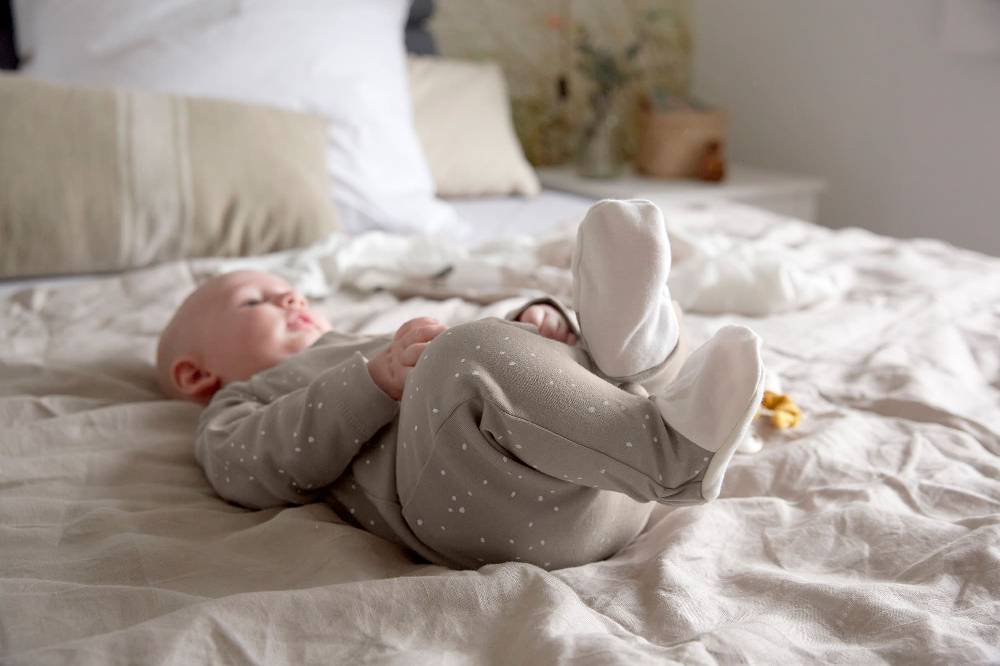 Lässig Baby Schlafanzug mit Füßen - Bio Baumwolle, Sprinkle, taupe Saisonale Angebote