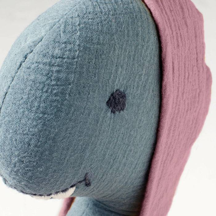 Nordic Coast Company Kuscheltier Musselin Dino Hannah Fabrikladen