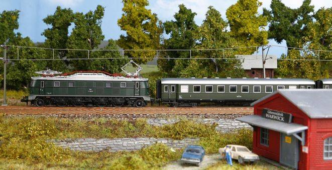 Piko N 2er Set Schürzeneilzugwagen ÖBB III Artikelnummer: 40622 im Angebot
