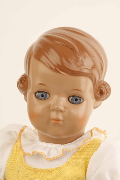 Schildkröt Manufaktur Puppe Inge 34 cm braune Malhaare, blaue Augen, Dirndl gelb/grün Bis zu 60% Rabatt