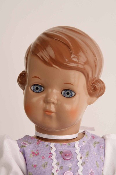 Schildkröt Manufaktur Puppe Inge 34 cm braune Malhaare, blaue Augen, Dirndl lila Im Verkauf