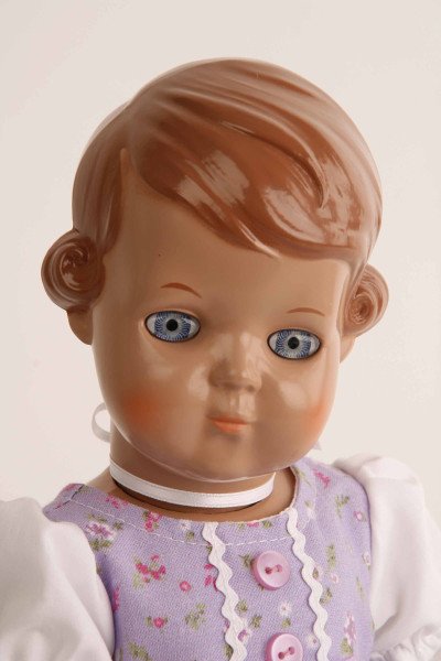 Schildkröt Manufaktur Puppe Inge 34 cm braune Malhaare, blaue Augen, Dirndl lila Im Verkauf