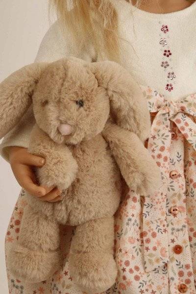 Schildkröt Manufaktur Puppe Johanna von Brigitte Paetsch 70 cm sitzend, blonde Haare, Kleidung weiß/rose Rabatte dieses Monats