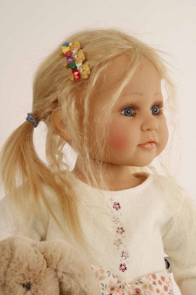 Schildkröt Manufaktur Puppe Johanna von Brigitte Paetsch 70 cm sitzend, blonde Haare, Kleidung weiß/rose Rabatte dieses Monats