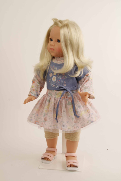 Schildkröt Manufaktur Stehpuppe Elli 52 cm blonde Haare, blaue Schlafaugen, Blumenkleidung 2025