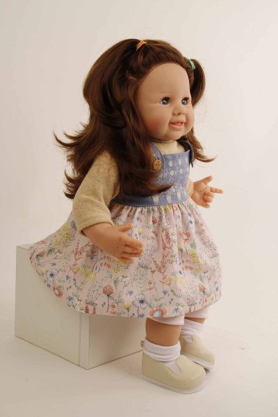 Schildkröt Manufaktur Puppe Klara 52 cm braune Haare, blaue Schlafaugen, Blumenkleidung Angebote