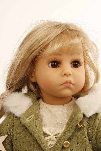 Schildkröt Manufaktur Puppe Elena sitzend 53 cm von Sybille Sauer blonde Haare, Winterkleidung gold/grün Heißer Verkauf
