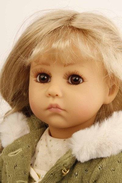Schildkröt Manufaktur Puppe Elena sitzend 53 cm von Sybille Sauer blonde Haare, Winterkleidung gold/grün Heißer Verkauf