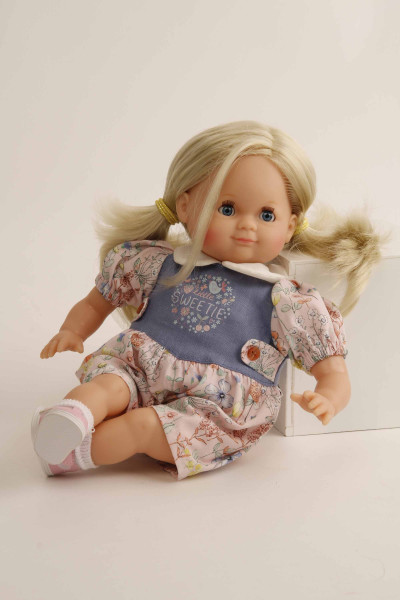 Schildkröt Manufaktur Puppe Schlummerle 32 cm blonde Haare, blaue Schlafaugen, Blumenoverall Blitzangebot