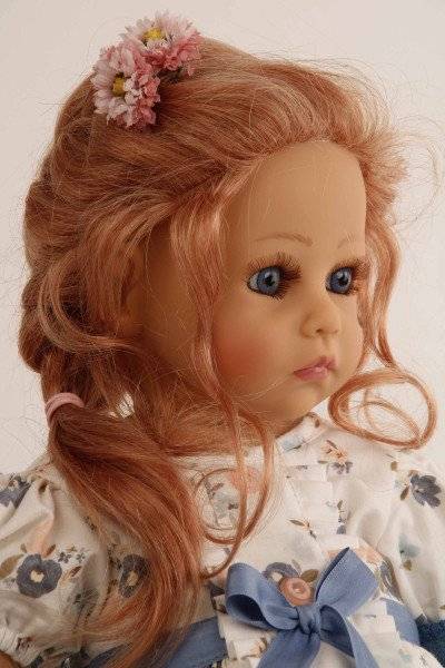 Schildkröt Manufaktur Puppe Elena sitzend 53 cm von Sybille Sauer rote Haare, festliches Kleid in blau/weiss Fabrikverkauf