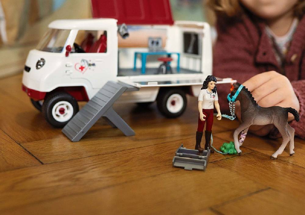 Schleich Mobile Tierärztin mit Hannoveraner Fohlen Cyber Monday