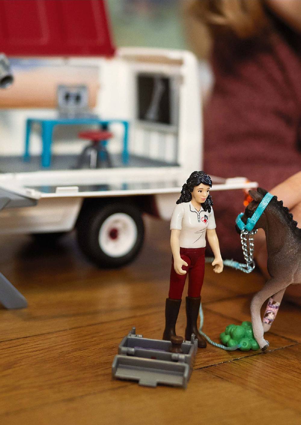 Schleich Mobile Tierärztin mit Hannoveraner Fohlen Cyber Monday
