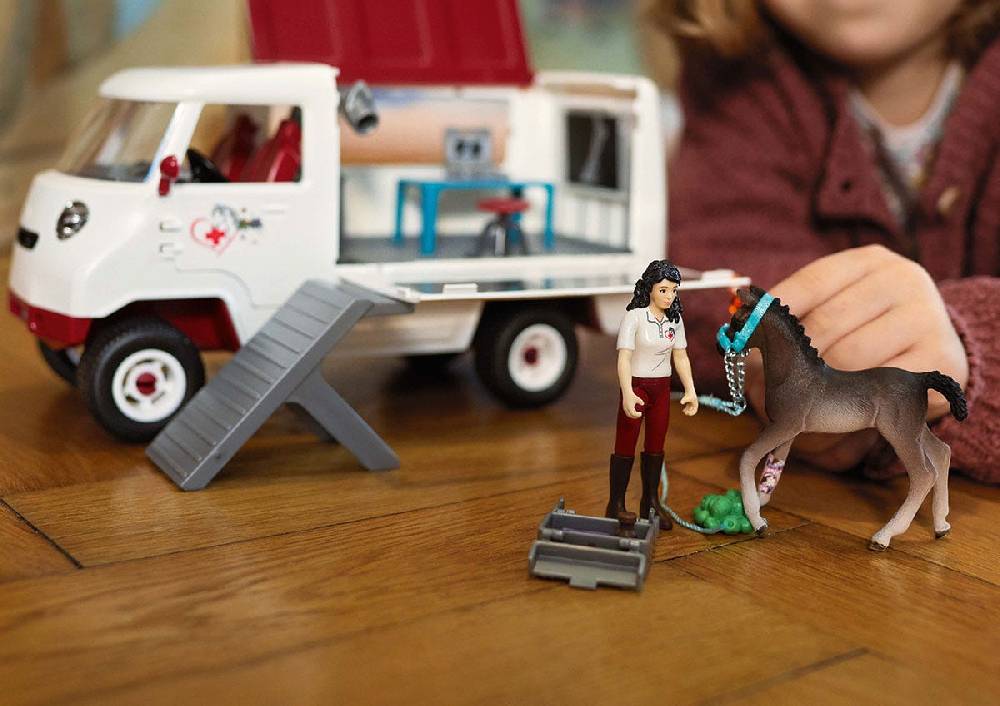Schleich Mobile Tierärztin mit Hannoveraner Fohlen Cyber Monday