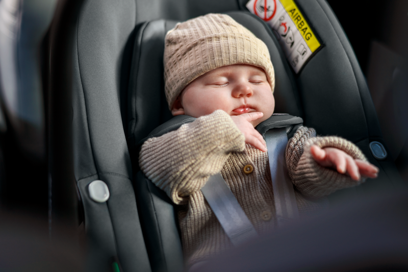 babymarkt Babyschale Pebble S Tonal Black inkl. Reboarder Pearl S Tonal Black und Basisstation FamilyFix S Black Bestseller