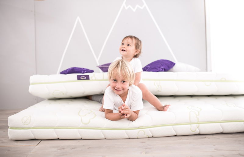 babyonlineshop Träumeland Universum Matratze 140 x 200 cm Osterangebot