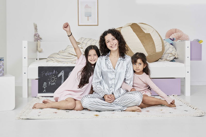 babyonlineshop Manis-h Einzelbett SIF 90x200 cm Pfosten Buche incl. Sicherung Bettkästen & Lattenrost Schlussverkauf